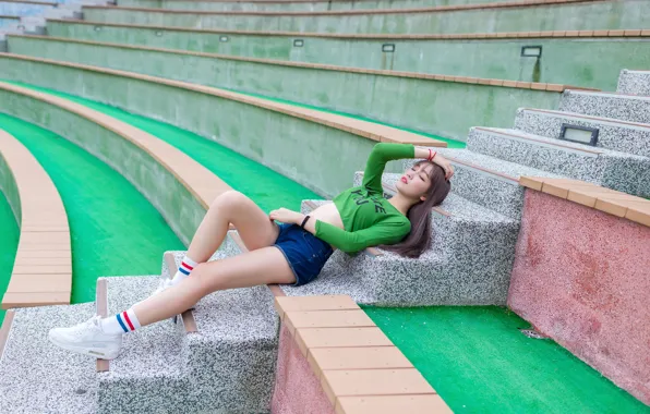 Картинка девушка, лежит, ступеньки, ножки, азиатка, стадион