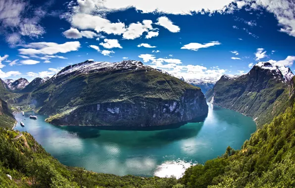 Картинка небо, вода, облака, горы, корабли, Норвегия, Norway, фьорд, Гейрангер-фьорд, фюльке Мёре-ог-Ромсдал, Суннмёре, The Geiranger Fjord
