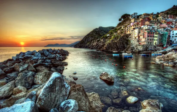 Картинка море, закат, камни, скалы, берег, дома, обработка, лодки, Италия, Cinque Terre