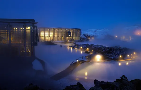 Картинка зима, свет, снег, ночь, огни, туман, дома, пар, мостик, достопримечательность, Исландия, источники, Голубая лагуна