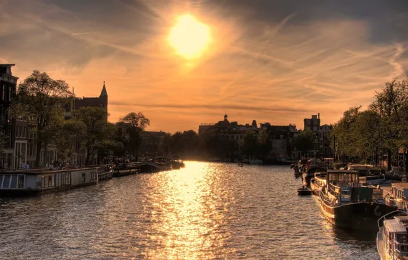 Картинка солнце, закат, река, дома, лодки, Amsterdam, Sun over