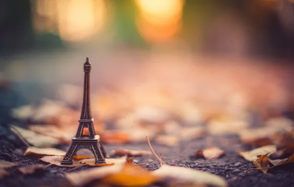 Картинка осень, асфальт, листья, размытость, сухие, статуэтка, Эйфелева башня, подставка, боке, La tour Eiffel
