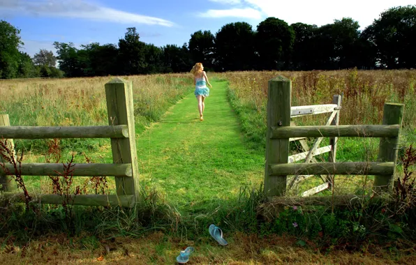 Картинка поле, трава, девушка, ограда, бег, тапочки