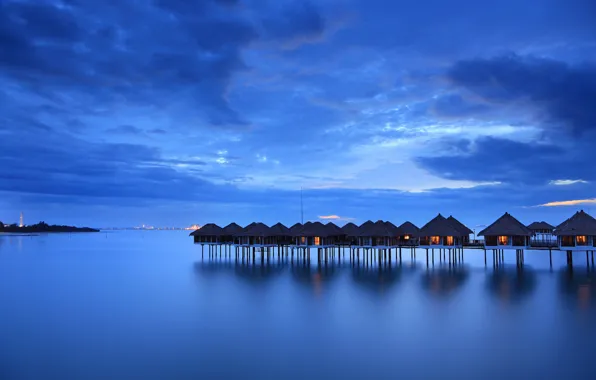 Картинка море, небо, облака, синева, берег, вечер, домики, штиль, Малайзия