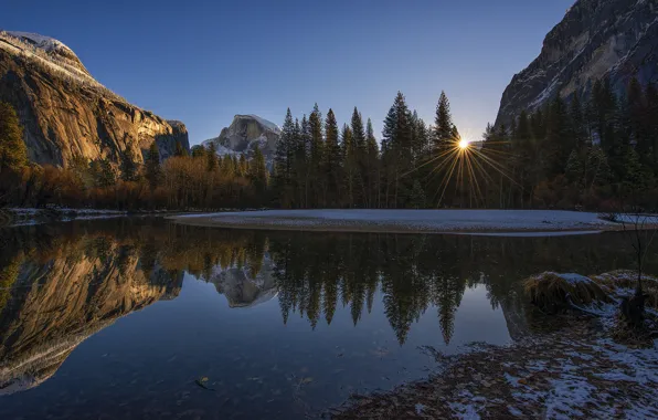 Картинка небо, солнце, лучи, деревья, закат, горы, озеро, скалы, США, Yosemite National Park, Сьерра-Невада