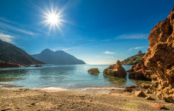 Картинка море, пляж, небо, солнце, лучи, горы, камни, побережье, Франция, Corsica