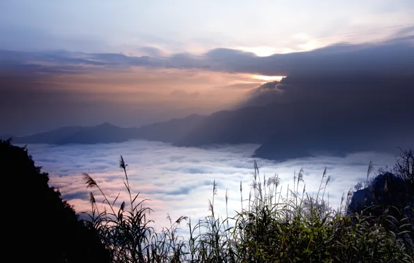 Картинка небо, облака, закат, горы, туман, высота, вечер, Тайвань, дымка, солнечный свет