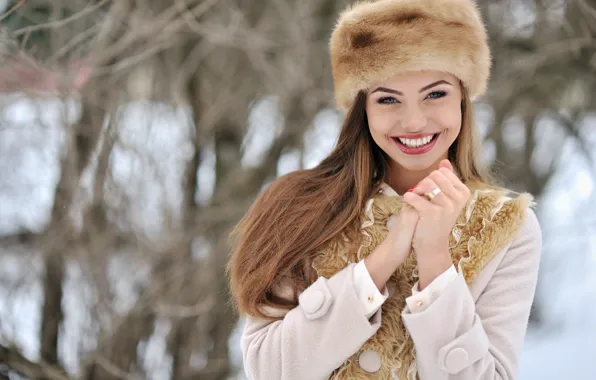 Картинка зима, взгляд, девушка, снег, лицо, улыбка, настроение, шапка, руки, перчатки, мех, пальто