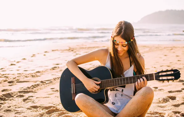 Картинка пляж, девушка, улыбка, гитара
