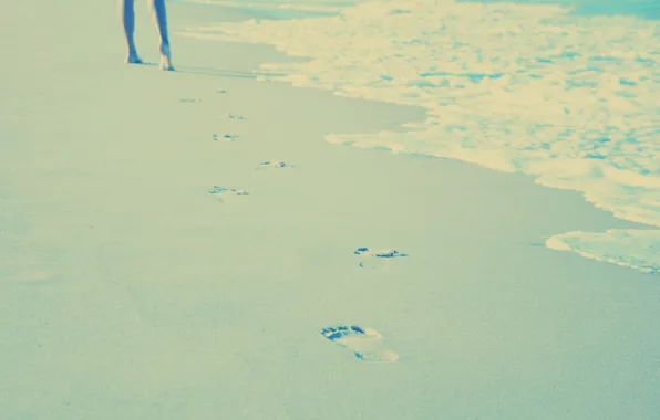 Картинка песок, море, пляж, лето, вода, девушка, солнце, свет, радость, следы, тепло, настроение, отдых, ноги, след, …