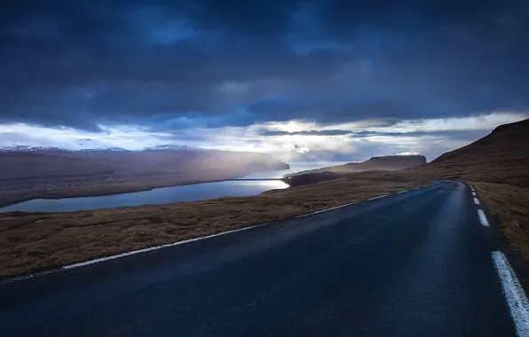 Картинка дорога, небо, облака, горы, тучи, холмы, трасса, вечер, шоссе, дымка, Фарерские острова, Фареры