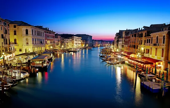 Картинка море, вода, закат, город, отражение, здания, дома, лодки, вечер, освещение, Италия, Венеция, Italy, гондолы, Venice, …