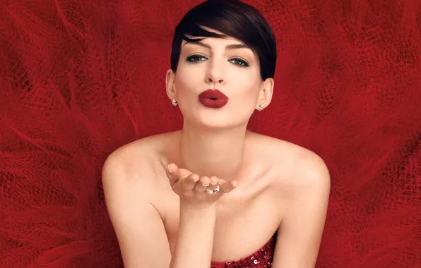 Картинка макияж, платье, актриса, брюнетка, прическа, фотограф, в красном, жест, фотосессия, воздушный поцелуй, Anne Hathaway, Энн …