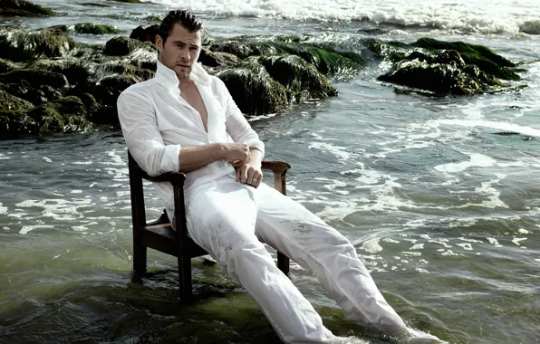 Картинка море, мокрый, берег, фотограф, актер, журнал, сидит, отдыхает, в белом, в воде, на стуле, Крис …