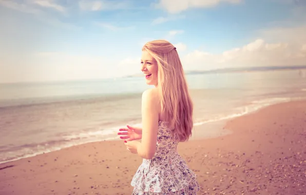 Картинка песок, пляж, лето, девушка, пейзаж, улыбка, настроение, берег, волосы, смех, руки, girl