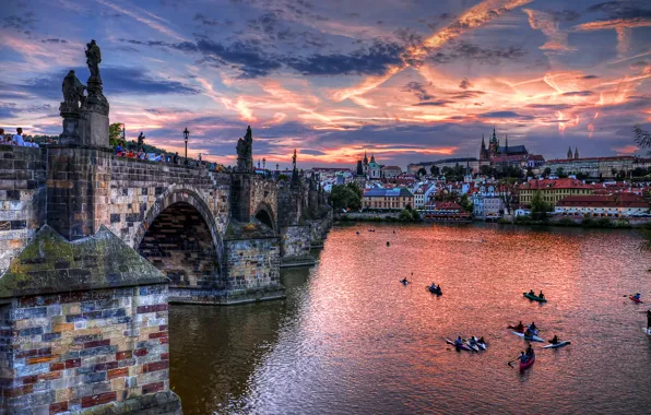 Картинка тучи, мост, город, река, дома, вечер, Прага, Чехия, архитектура, Czech, облака., republic, Sities, Prage