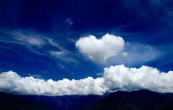 Картинка небо, облака, горы, сердце, вершины, облако, сердечко
