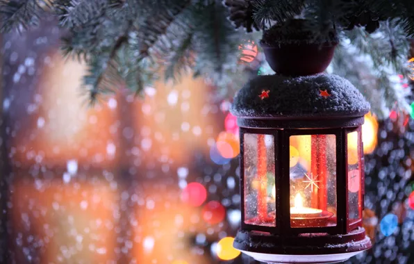 Картинка зима, снег, снежинки, елка, свеча, ветка, фонарик, подсвечник