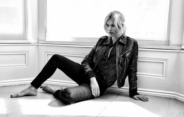 Картинка фото, модель, босиком, куртка, прическа, блондинка, блузка, черно-белое, сидит, на полу, Кейт Мосс, Kate Moss, …