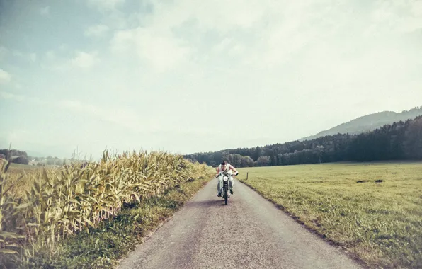 Картинка дорога, поле, солнце, облака, кукуруза, мотоцикл, мужчина, ферма