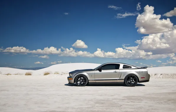 Картинка небо, облака, горы, Mustang, Ford, Shelby, GT500, тень, дюны, диски, пустыни, боковые