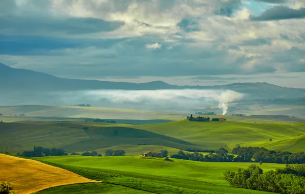Картинка зелень, небо, облака, деревья, дым, поля, равнина, простор, Италия, домики, луга, Тоскана