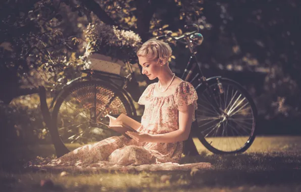 Картинка трава, листья, девушка, цветы, природа, велосипед, стиль, ретро, дерево, корзина, платье, блондинка, бусы, книга, читает