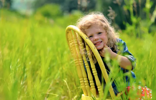 Картинка зелень, трава, природа, улыбка, стул, девочка, ребёнок