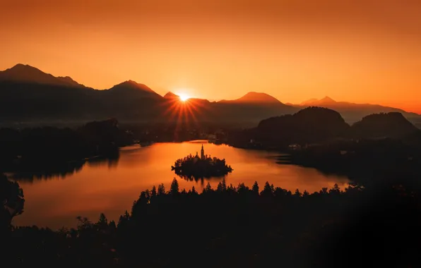 Картинка city, twilight, sunset, mountains, dusk, Lake Bled, Slovenia, church, sunrays, Bled Island, Julian Alps, silhouoettes