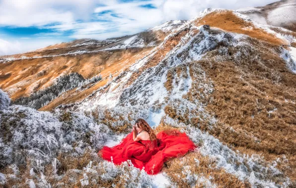 Картинка девушка, снег, горы, красное, платье, сидит