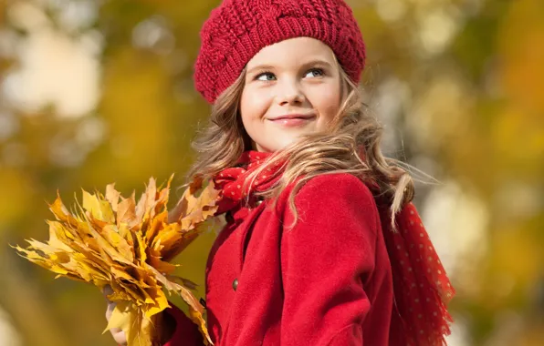 Картинка осень, взгляд, листья, улыбка, блондинка, девочка, пальто, шапочка
