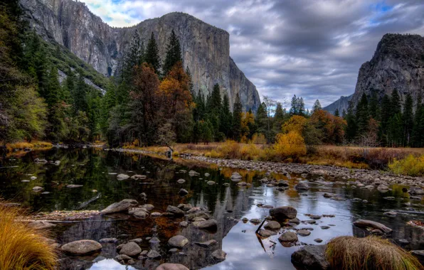 Картинка осень, небо, деревья, горы, река, камни, скалы, США, кусты, Yosemite National Park, Сьерра-Невада