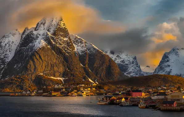Картинка облака, снег, закат, горы, дома, лодки, деревня, Норвегия, солнечный свет, Reine, Nordland