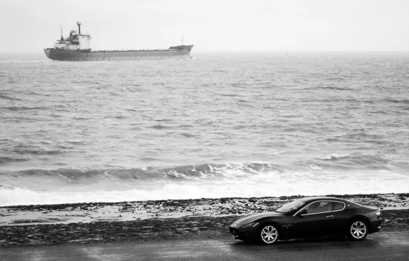 Картинка море, машина, побережье, Maserati, танкер, чёрнобелый, granturismo