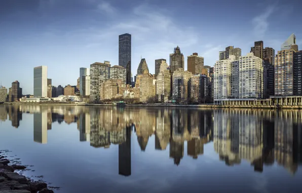 Картинка пролив, отражение, здания, Нью-Йорк, небоскрёбы, New York City, East River, Ист-Ривер, Остров Рузвельта, Roosevelt Island