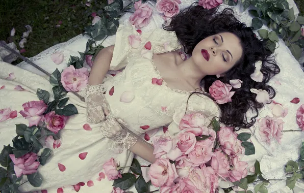 Картинка девушка, волосы, розы, лепестки, губы, лежа, свадебное платье