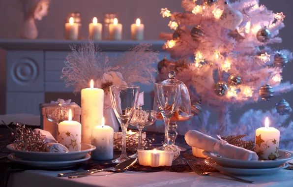 Картинка украшения, стол, праздник, свечи, огоньки, бокалы, тарелки, Новый год, гирлянда, holidays, candles, ёлочные шары, elegant, …