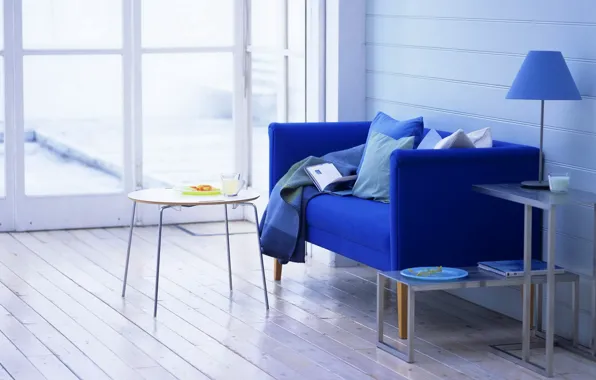 Картинка синий, дизайн, стиль, стол, комната, диван, лампа, еда, интерьер, кресло, подушки, молоко, окно, тарелка, кружка, …