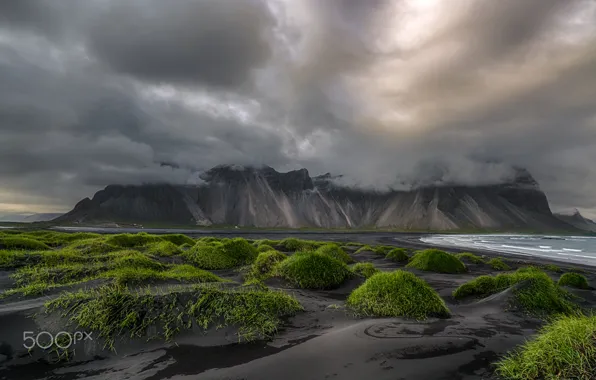 Картинка пляж, небо, трава, горы, тучи, Исландия