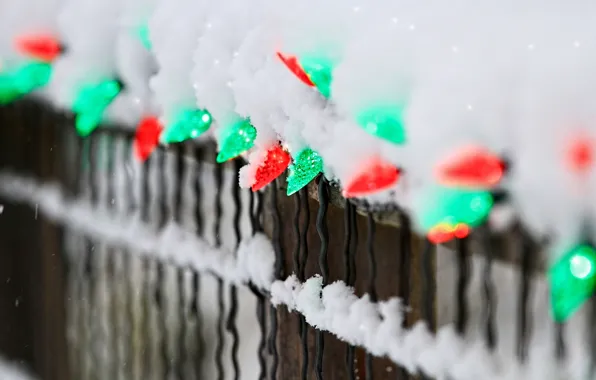Картинка зима, снег, огни, забор, ограда, зеленые, красные, гирлянда, праздники