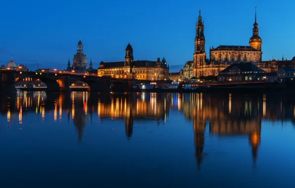 Картинка небо, огни, отражение, Германия, Дрезден, зеркало, Эльба, Саксония, в ночь, Август мост, Дрезденская Хофкирхе