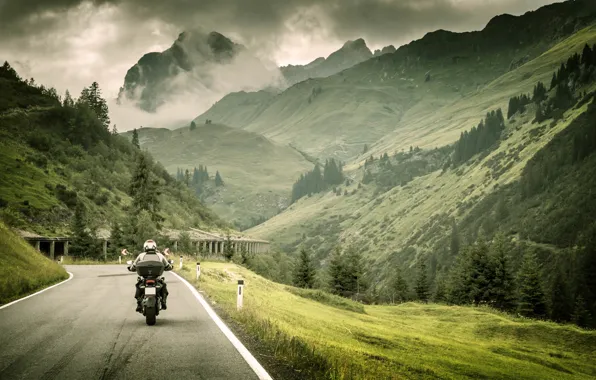 Картинка дорога, трава, пейзаж, горы, природа, разметка, размытость, мотоцикл, байкер, байк, moto, леса, bike, боке, travel, …