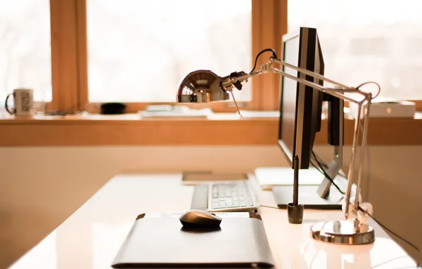 Картинка стол, лампа, клавиатура, монитор, рабочее место, компьютерная мышь