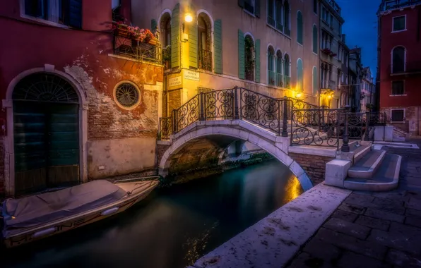 Картинка вода, город, огни, улица, лодка, дома, вечер, Италия, Венеция, канал, мостик