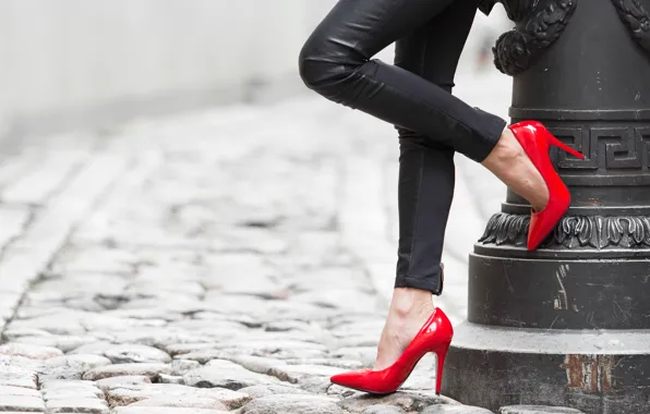 Картинка девушка, каблуки, ножки, красные туфли