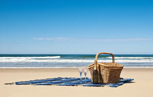 Картинка песок, море, пляж, вино, корзина, побережье, бутылка, покрывало, бокалы, пикник, шампанское