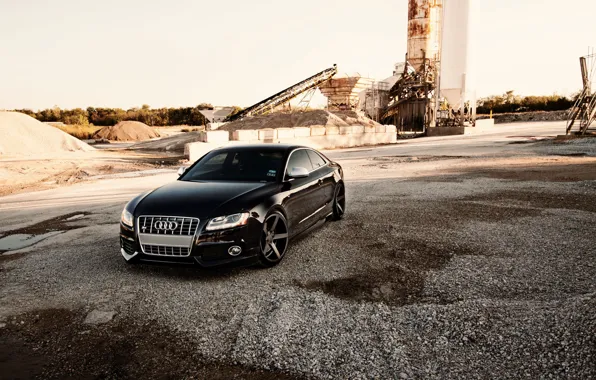 Картинка Audi, ауди, чёрная, black, бетонные блоки, конвейерная лента
