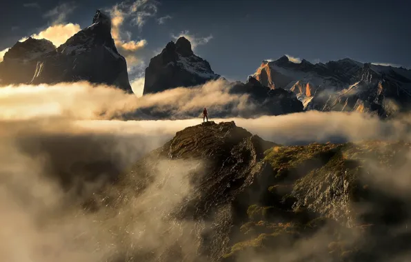 Картинка облака, снег, горы, туман, вершины, человек, вид, высота, Анды, турист, Патагония, обои от lolita777, грандиозно