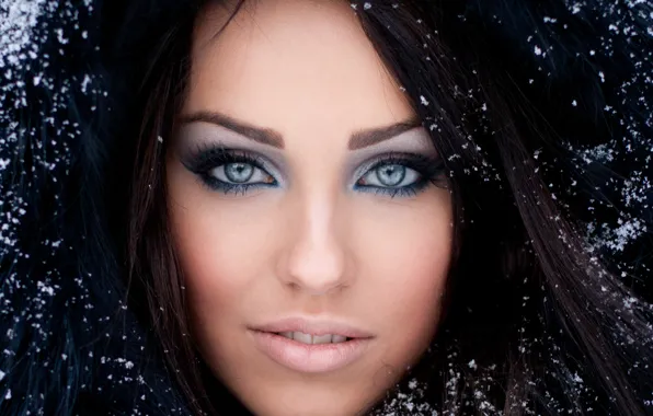 Картинка зима, глаза, взгляд, девушка, снег, лицо, ресницы, макияж, брюнетка, капюшон, мех