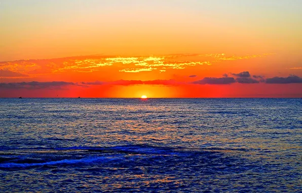 Картинка море, облака, восход, лодки, горизонт, оранжевый небо